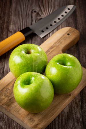 Foto de Manzanas verdes en la mesa. - Imagen libre de derechos