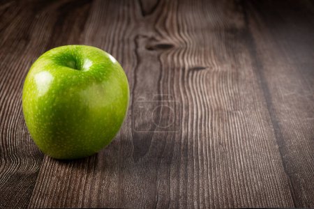 Téléchargez les photos : Pommes vertes sur la table. - en image libre de droit