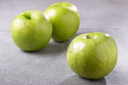 Foto de Manzanas verdes en la mesa. - Imagen libre de derechos