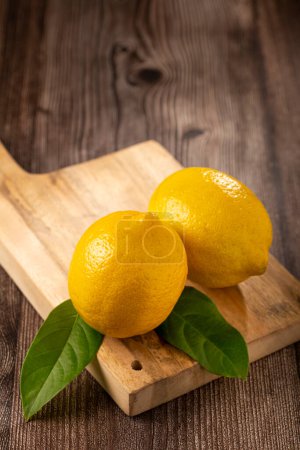 Foto de Limones italianos frescos sobre la mesa. Limón siciliano. - Imagen libre de derechos