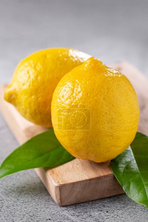 Téléchargez les photos : Citrons italiens frais sur la table. Citron sicilien. - en image libre de droit