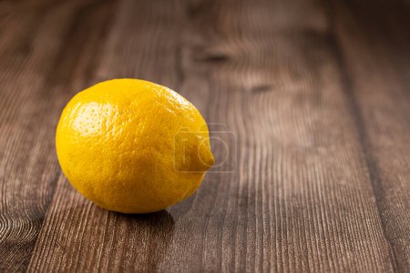 Téléchargez les photos : Citrons italiens frais sur la table. Citron sicilien. - en image libre de droit