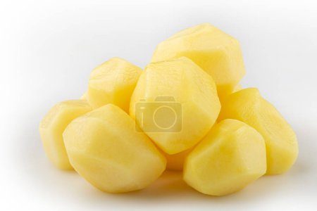 Geschälte rohe Kartoffeln isoliert auf weißem Hintergrund.