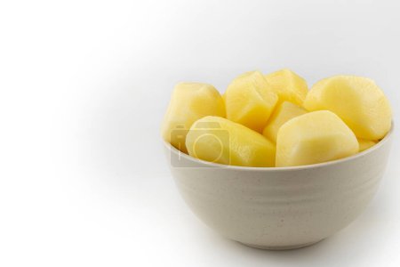 Geschälte rohe Kartoffeln isoliert auf weißem Hintergrund.