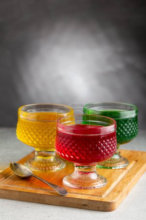 Téléchargez les photos : Gélatine de fruits dans le bol en verre. - en image libre de droit