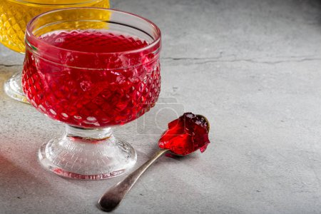 Téléchargez les photos : Gélatine de fruits dans le bol en verre. - en image libre de droit
