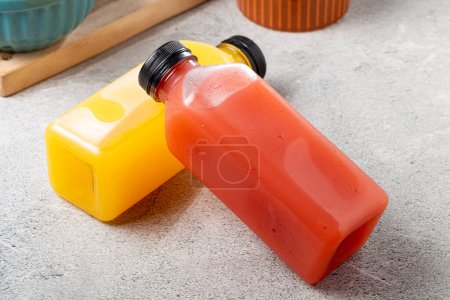 Smoothies aux fruits sains en bouteilles en plastique.