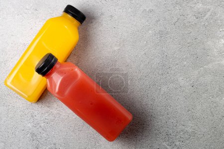 Téléchargez les photos : Smoothies aux fruits sains en bouteilles en plastique. - en image libre de droit