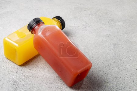 Gesunde Frucht-Smoothies in Plastikflaschen.