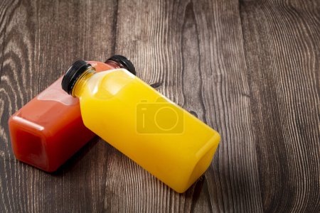 Foto de Batidos de frutas saludables en botellas de plástico. - Imagen libre de derechos