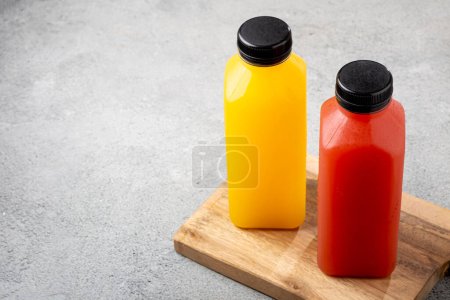 Foto de Batidos de frutas saludables en botellas de plástico. - Imagen libre de derechos