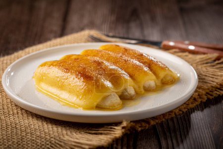 Traditionelles Dessert im Nordosten Brasiliens, bekannt als Cartola oder Zylinderhut-Dessert.