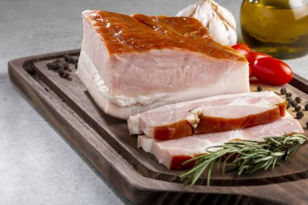 Téléchargez les photos : Trancher du bacon cru sur la table - en image libre de droit