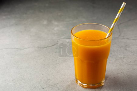 Téléchargez les photos : Jus de mangue en tasse de verre sur la table. smoothie à la mangue. - en image libre de droit