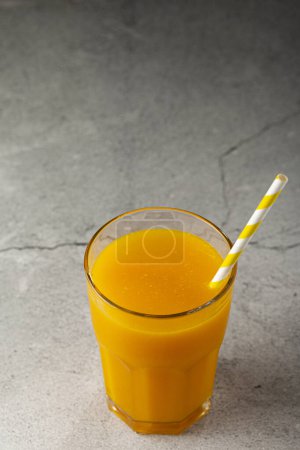Foto de Zumo de mango en taza de vidrio sobre la mesa. Batido de mango. - Imagen libre de derechos