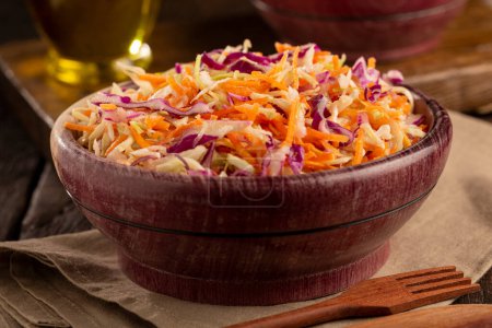 Téléchargez les photos : Salade de salade de chou blanc, chou rouge et carottes tranchées - en image libre de droit