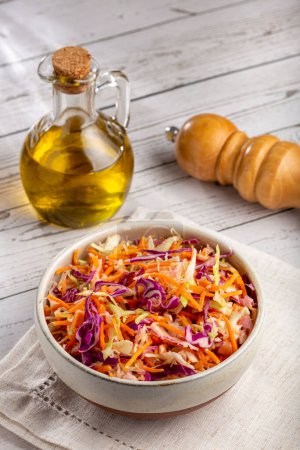 Téléchargez les photos : Salade de salade de chou blanc, chou rouge et carottes tranchées - en image libre de droit