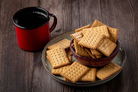 Téléchargez les photos : Assiette avec biscuit à la fécule de maïs sur la table. - en image libre de droit