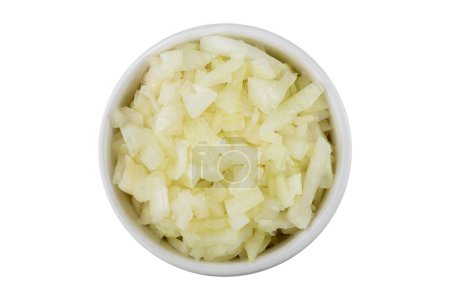 Zwiebeln in Scheiben geschnitten in Ramkin isoliert auf weißem Hintergrund