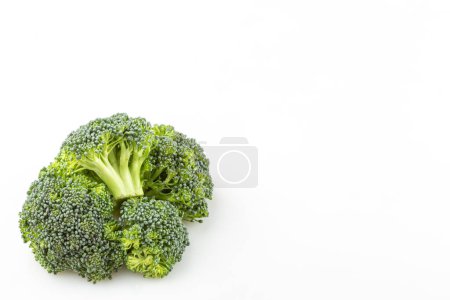 Foto de Trozos de brócoli aislados sobre fondo blanco. - Imagen libre de derechos