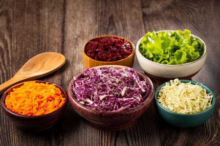 Téléchargez les photos : Légumes frais râpés dans des bols sur la table. Aliments sains. - en image libre de droit