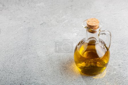 Foto de Cruet de vidrio. Aceite de oliva en un cruet de vidrio. - Imagen libre de derechos