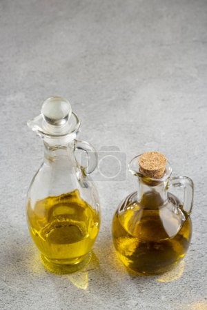 Foto de Cruet de vidrio. Aceite de oliva en un cruet de vidrio. - Imagen libre de derechos