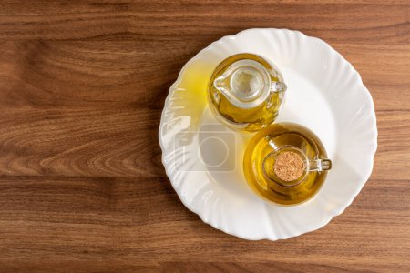 Téléchargez les photos : Une béquille en verre. Huile d'olive dans une cruette en verre. - en image libre de droit