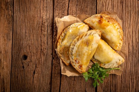 Téléchargez les photos : Savoureux empanadas de viande épicée. empanadas argentines. - en image libre de droit