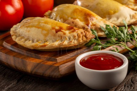 Téléchargez les photos : Savoureux empanadas de viande épicée. empanadas argentines. - en image libre de droit