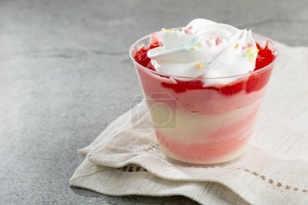 Téléchargez les photos : Dessert aux fraises dans le pot. - en image libre de droit
