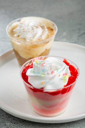 Téléchargez les photos : Desserts dans le pot aux saveurs de banane et de fraise. - en image libre de droit