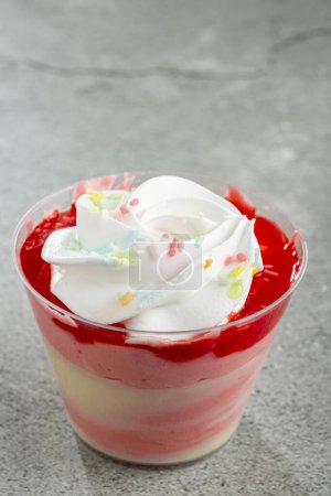 Téléchargez les photos : Dessert aux fraises dans le pot. - en image libre de droit