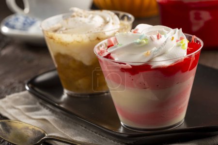 Téléchargez les photos : Desserts dans le pot aux saveurs de banane et de fraise. - en image libre de droit