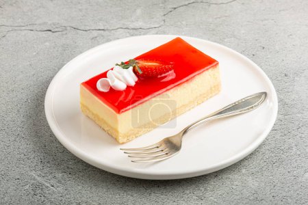 Téléchargez les photos : Tranche de gâteau au fromage avec garniture de fraise. - en image libre de droit