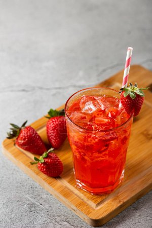 Téléchargez les photos : Caipirinha aux fraises sur la table. Cocktail aux fraises. - en image libre de droit