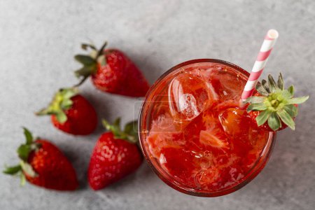 Téléchargez les photos : Caipirinha aux fraises sur la table. Cocktail aux fraises. - en image libre de droit