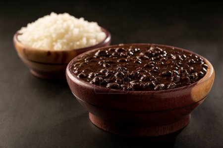 Téléchargez les photos : Haricots noirs et riz dans un bol en bois. - en image libre de droit
