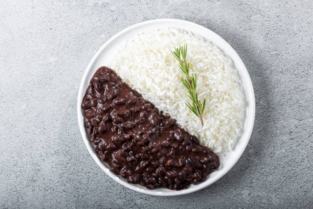 Schwarze Bohnen und Reisgericht.