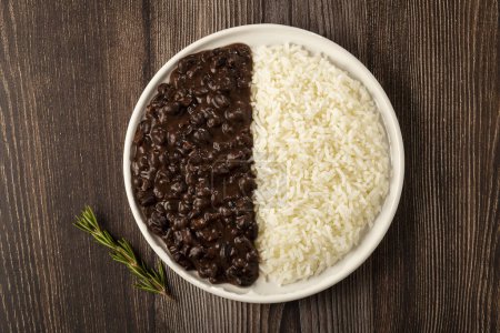 Schwarze Bohnen und Reisgericht.