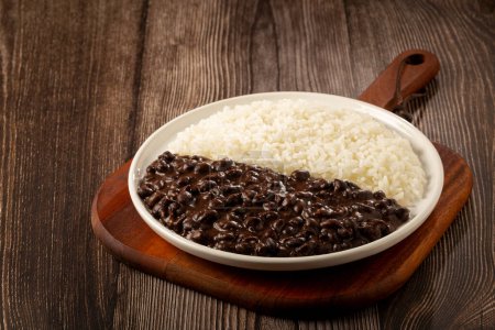 Téléchargez les photos : Black beans and rice dish. - en image libre de droit