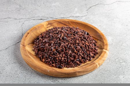 Foto de Plumas de cacao en placa de madera. - Imagen libre de derechos