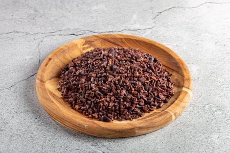 Téléchargez les photos : Pointes de cacao sur assiette en bois. - en image libre de droit