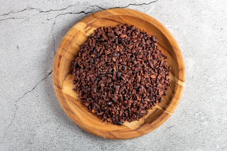 Foto de Cuenco con plumas de cacao en la mesa. - Imagen libre de derechos
