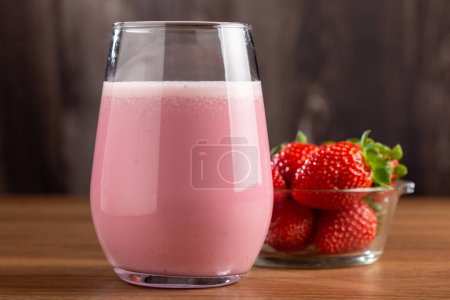 Glas mit leckerem Erdbeer-Smoothie.