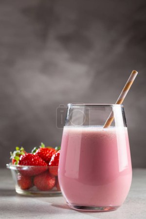 Téléchargez les photos : Verre avec smoothie aux fraises savoureux. - en image libre de droit
