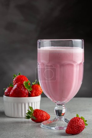 Téléchargez les photos : Verre avec smoothie aux fraises savoureux. - en image libre de droit