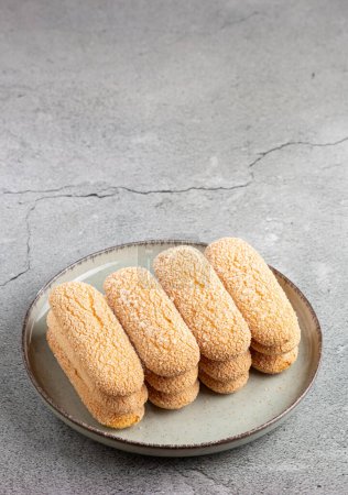 Téléchargez les photos : Biscuits ladyfingers sur la table. - en image libre de droit