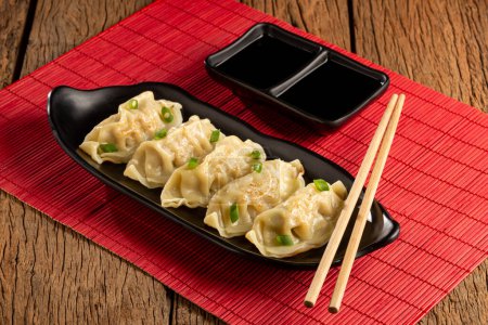 Téléchargez les photos : Gyoza ou Jiaozi Nourriture traditionnelle chinoise et japonaise. - en image libre de droit