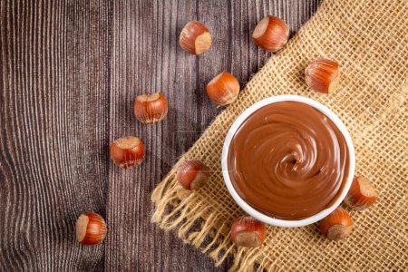 Téléchargez les photos : Crème aux noisettes ou crème de nougat au cacao. - en image libre de droit
